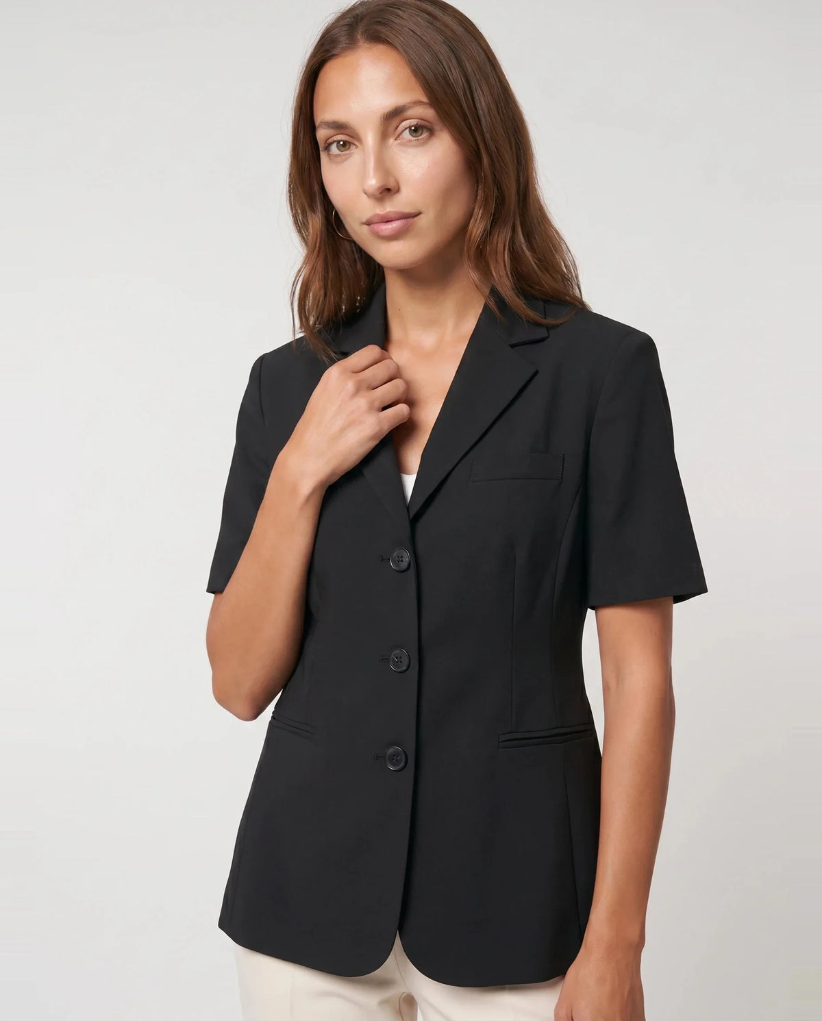 Blazer cintré à manches courtes noir Oriane, plan rapproché en studio