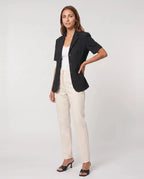 Blazer cintré à manches courtes noir Oriane, vue de trois quarts en studio