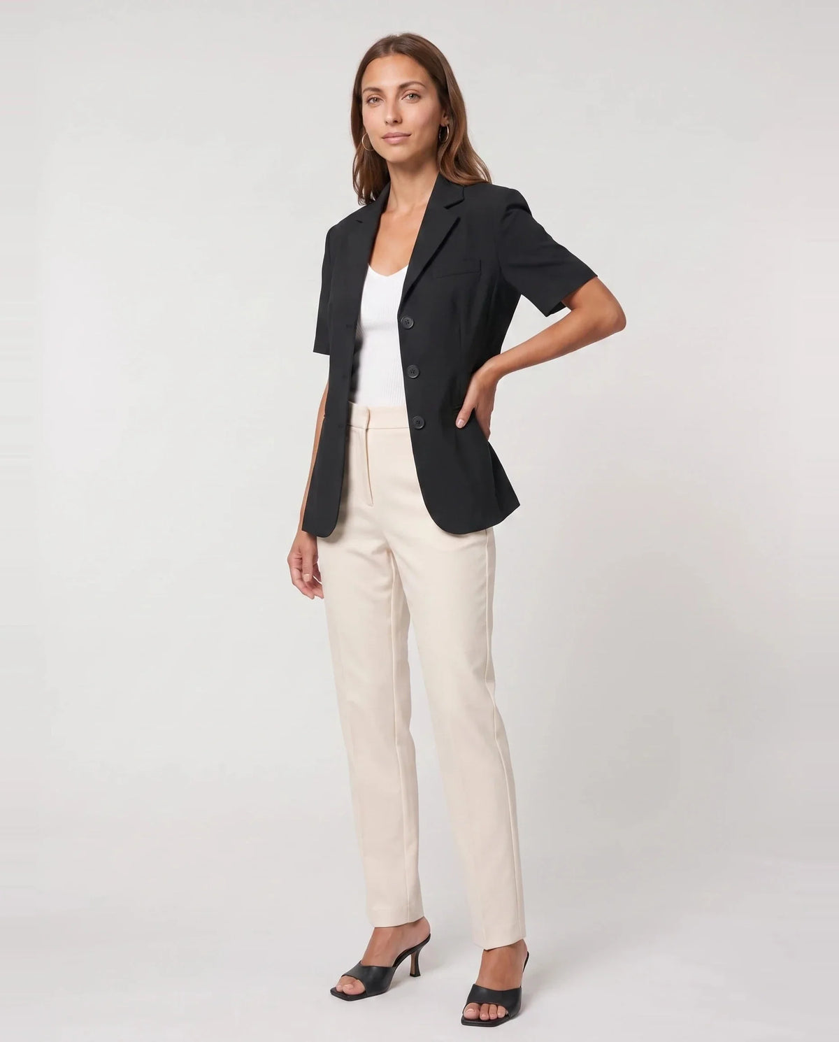 Blazer cintré à manches courtes noir Oriane, vue de trois quarts en studio
