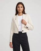Blazer court beige à bouton contrasté Léontine, plan rapproché en studio