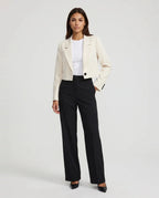 Blazer court beige à bouton contrasté Léontine, vue de face en studio