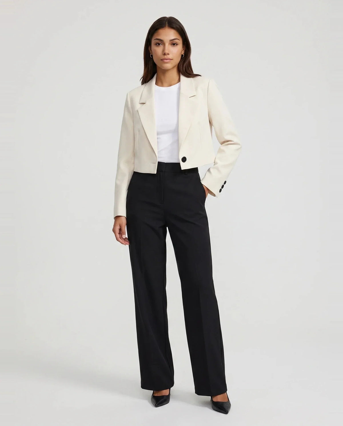 Blazer court beige à bouton contrasté Léontine, vue de face en studio