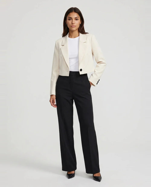 Blazer court beige à bouton contrasté Léontine, vue de face en studio