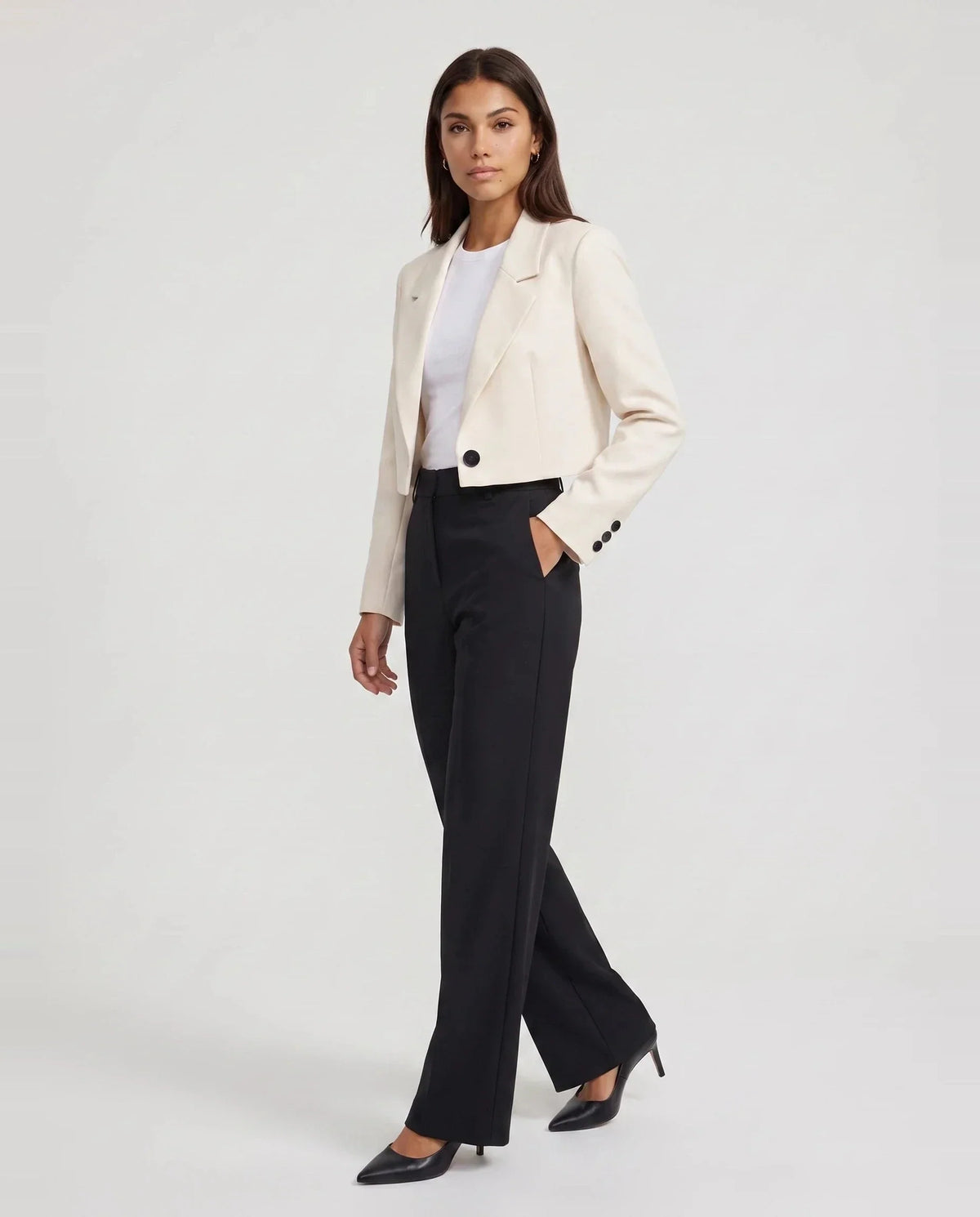 Blazer court beige à bouton contrasté Léontine, vue de trois quarts en studio