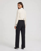 Blazer court beige Léontine, vue de dos avec patte boutonnée en studio