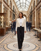 Blazer court beige Léontine, porté dans un passage couvert parisien