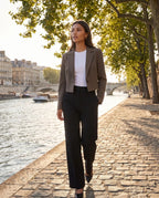 Blazer court café Léontine, porté sur un quai de Seine en fin d'après-midi