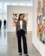 Blazer court café Léontine, porté dans une galerie d'art moderne
