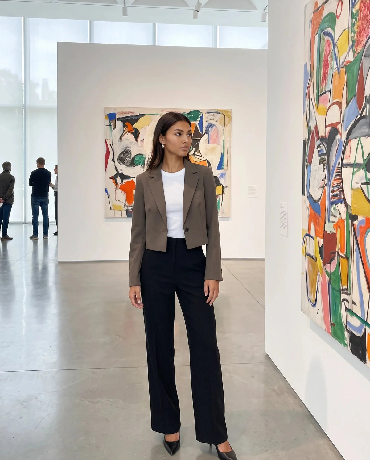 Blazer court café Léontine, porté dans une galerie d'art moderne