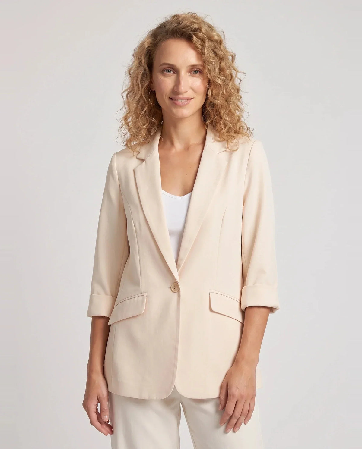 Blazer d'été fin à un bouton abricot Constance, plan rapproché en studio