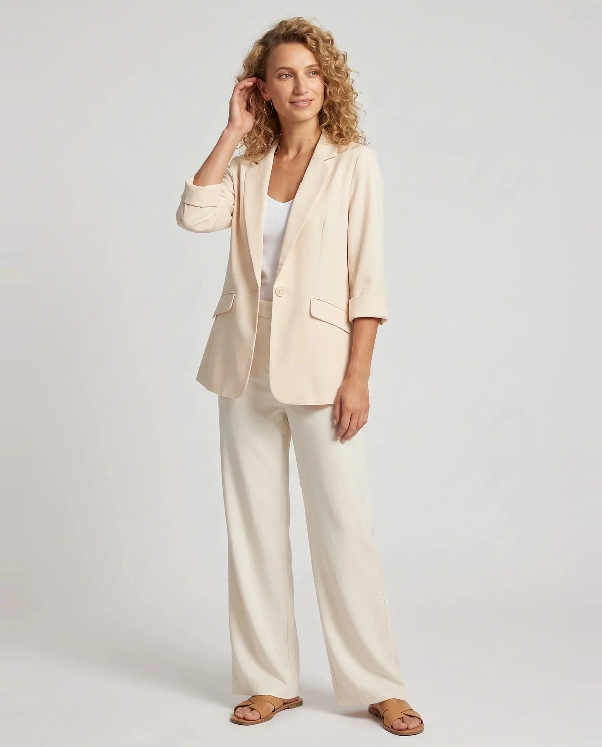 Blazer d'été fin à un bouton abricot Constance, vue de face en studio