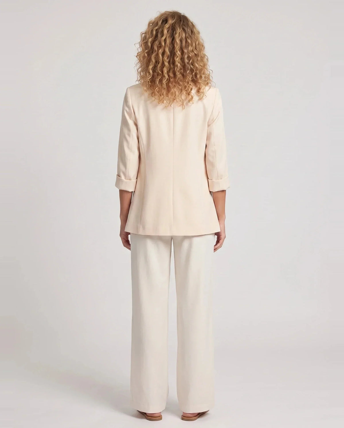 Blazer d'été fin à un bouton abricot Constance, vue de dos en studio