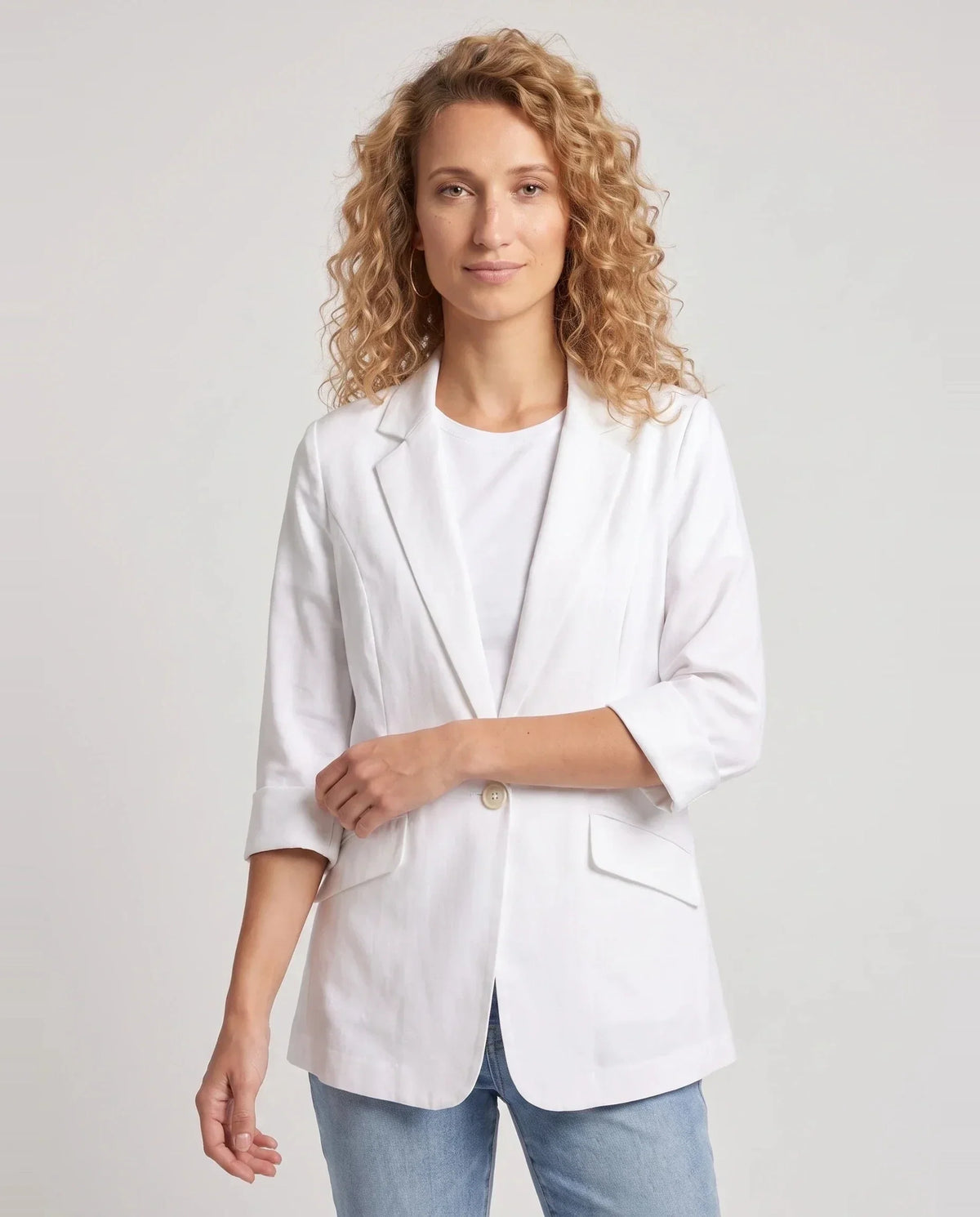 Blazer d'été fin à un bouton blanc Constance, plan rapproché en studio