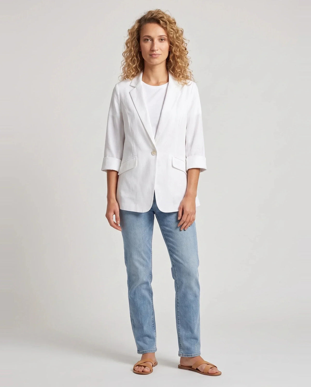 Blazer d'été fin à un bouton blanc Constance, vue de face en studio