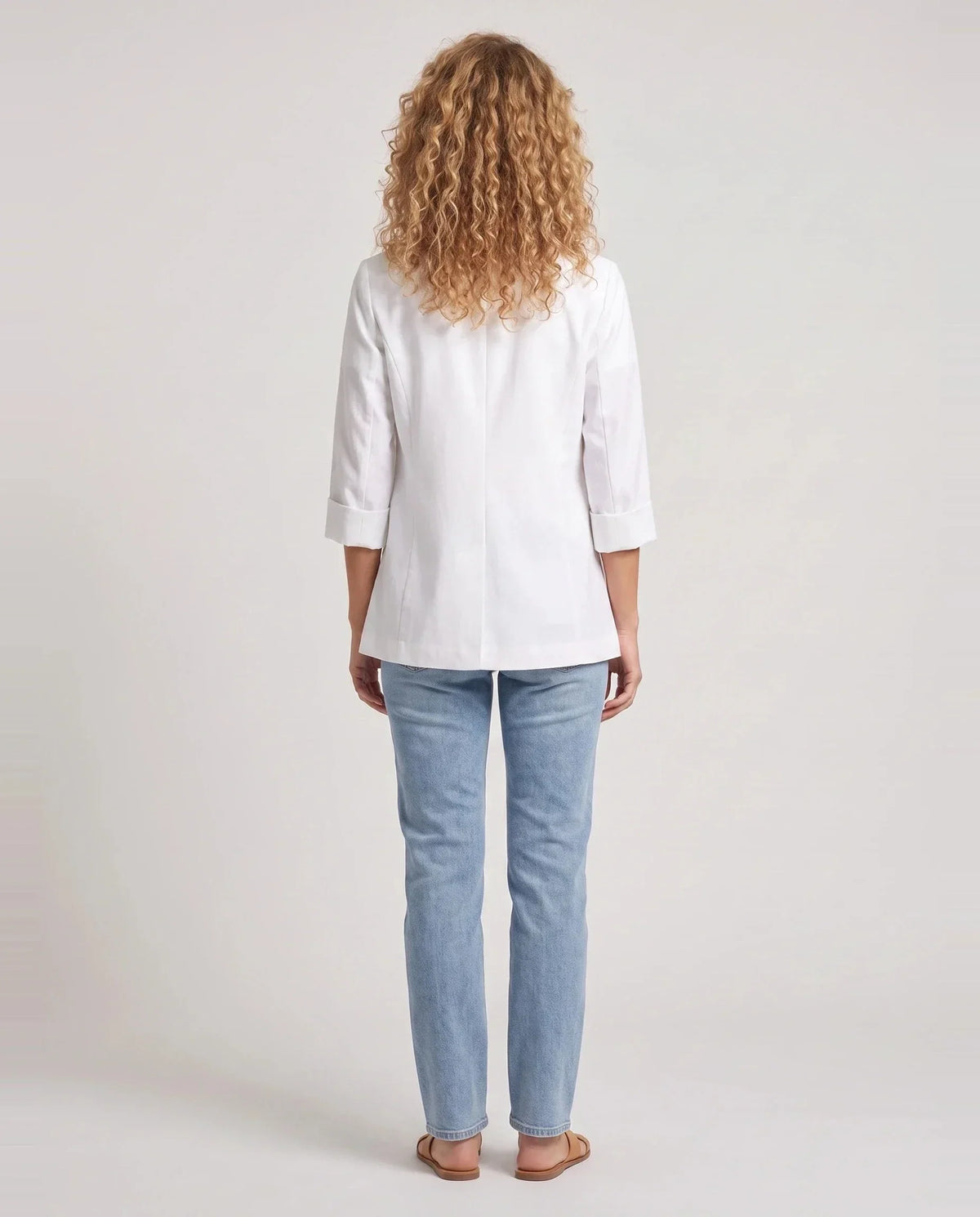 Blazer d'été fin à un bouton blanc Constance, vue de dos en studio