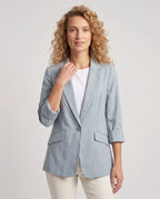 Blazer d'été fin à un bouton bleu ciel Constance, plan rapproché en studio