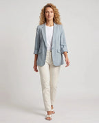 Blazer d'été fin à un bouton bleu ciel Constance, vue de face en studio