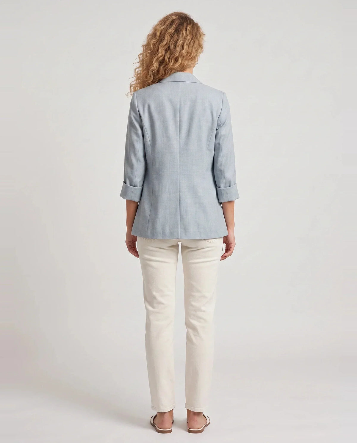 Blazer d'été fin à un bouton bleu ciel Constance, vue de dos en studio