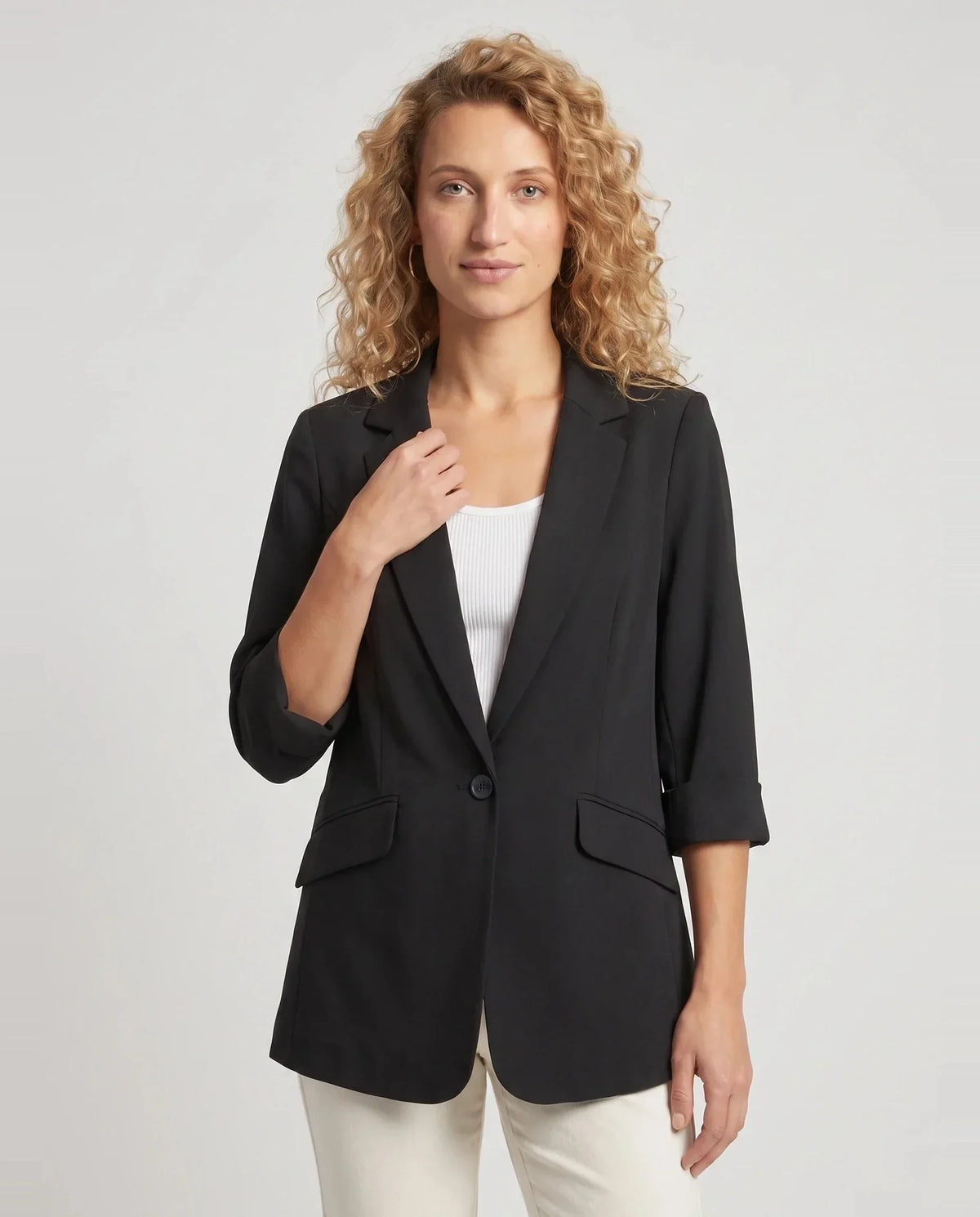 Blazer d'été fin à un bouton noir Constance, plan rapproché en studio