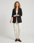 Blazer d'été fin à un bouton noir Constance, vue de face en studio
