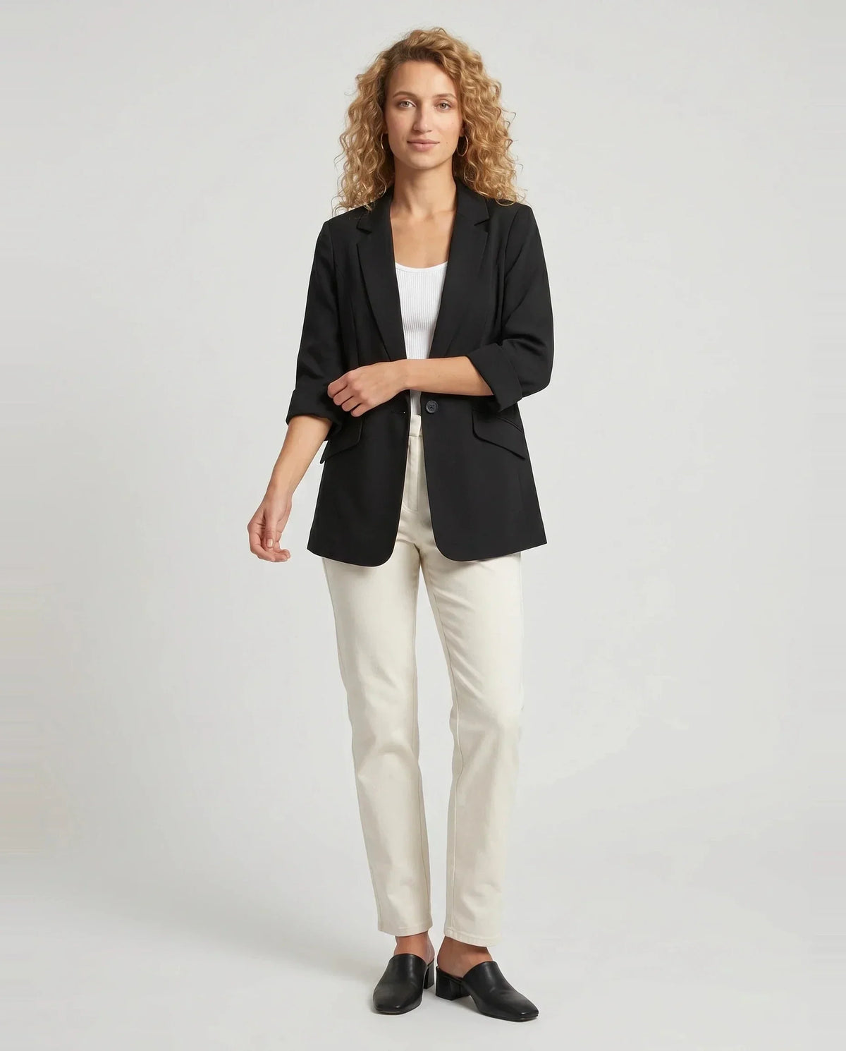 Blazer d'été fin à un bouton noir Constance, vue de face en studio
