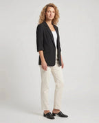 Blazer d'été fin à un bouton noir Constance, vue de trois quarts en studio