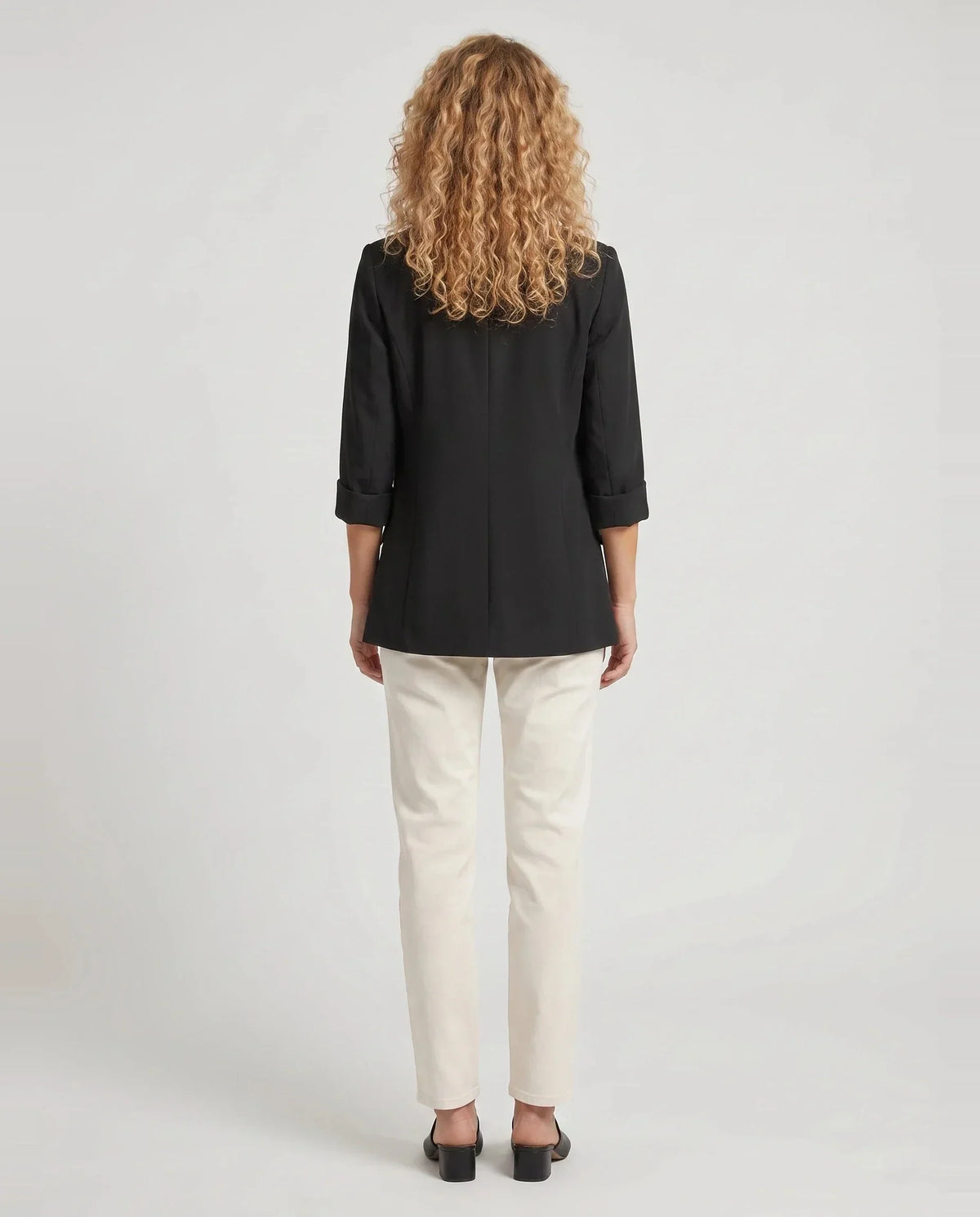 Blazer d'été fin à un bouton noir Constance, vue de dos en studio