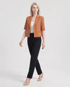 Blazer court à manches courtes caramel Daphné, vue de face en studio
