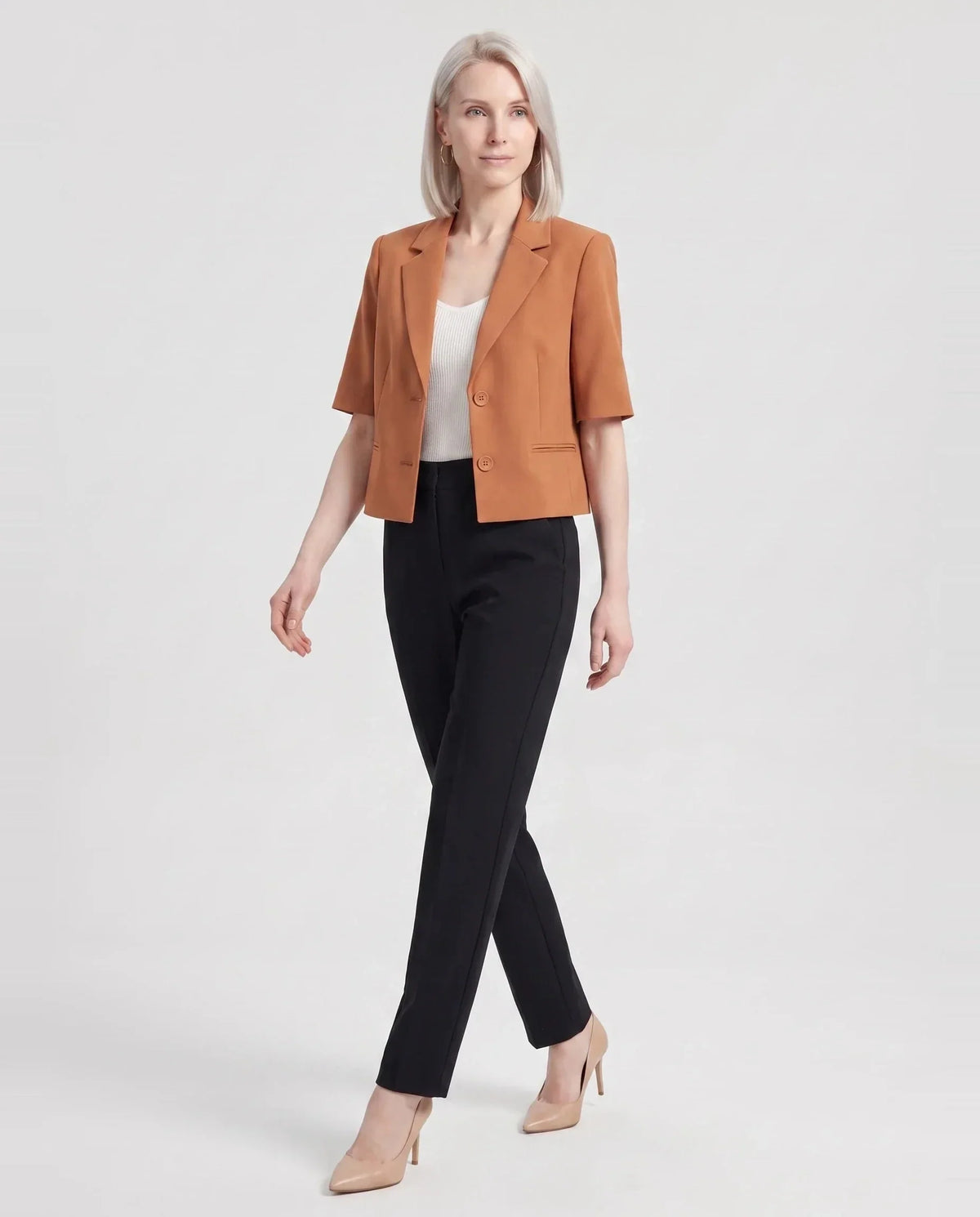 Blazer court à manches courtes caramel Daphné, vue de face en studio