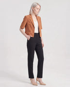 Blazer court à manches courtes caramel Daphné, vue de trois quarts en studio