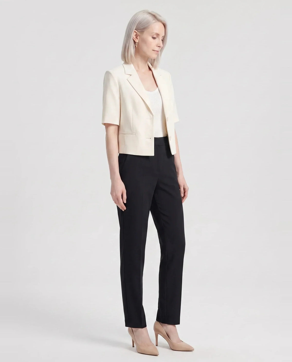 Blazer court à manches courtes écru Daphné, vue de trois quarts en studio