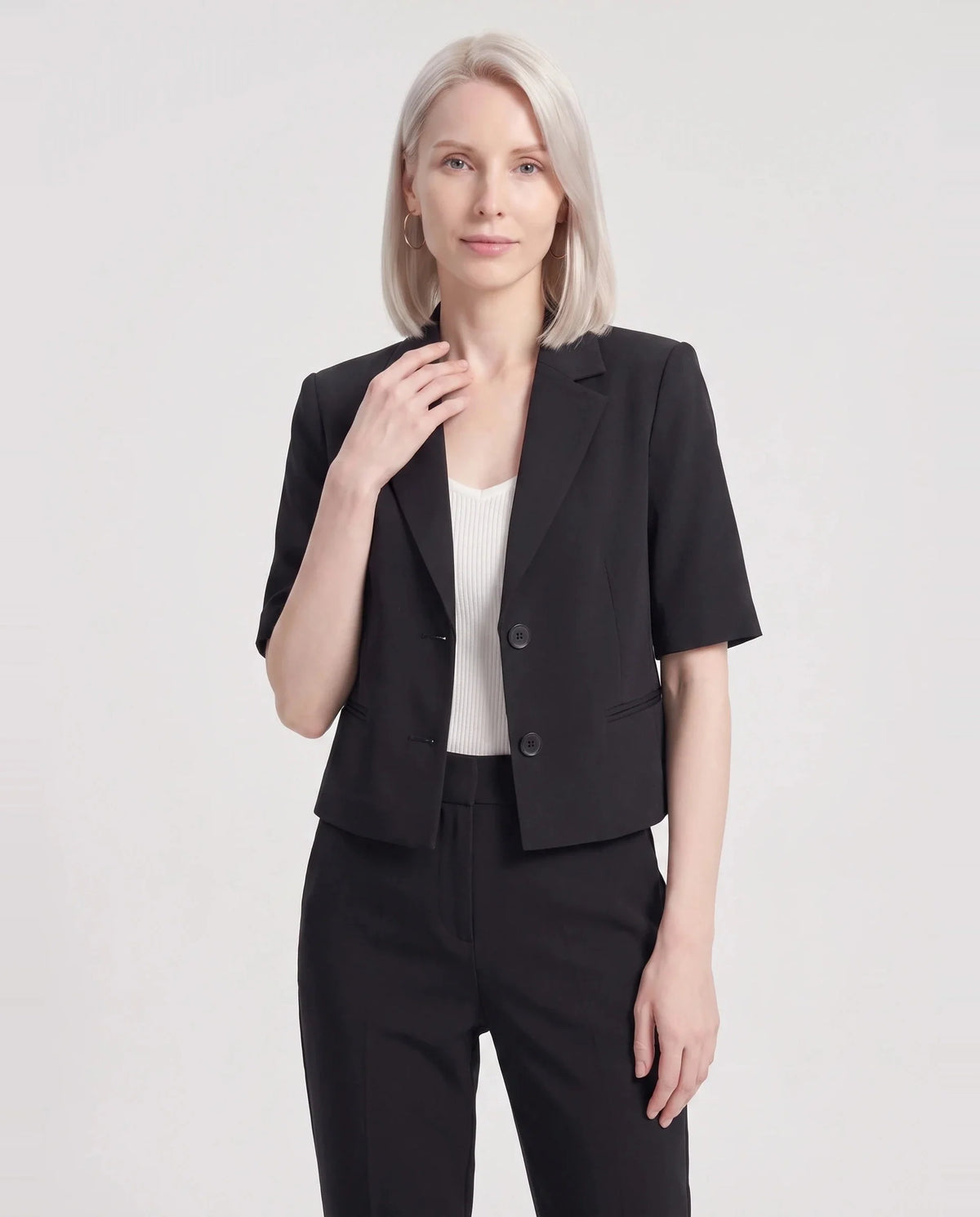 Blazer court à manches courtes noir Daphné, plan rapproché en studio