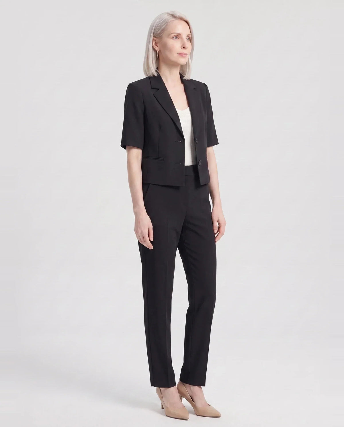 Blazer court à manches courtes noir Daphné, vue de trois quarts en studio