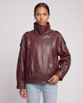 Blouson effet cuir à col montant bordeaux Octavie, plan rapproché en studio