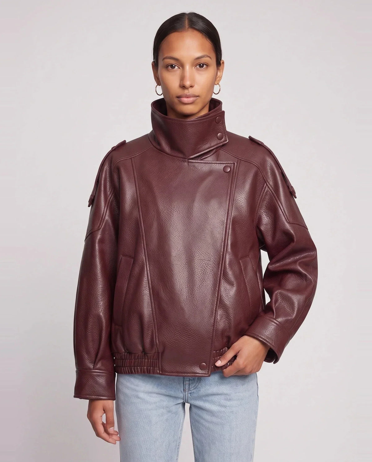 Blouson effet cuir à col montant bordeaux Octavie, plan rapproché en studio