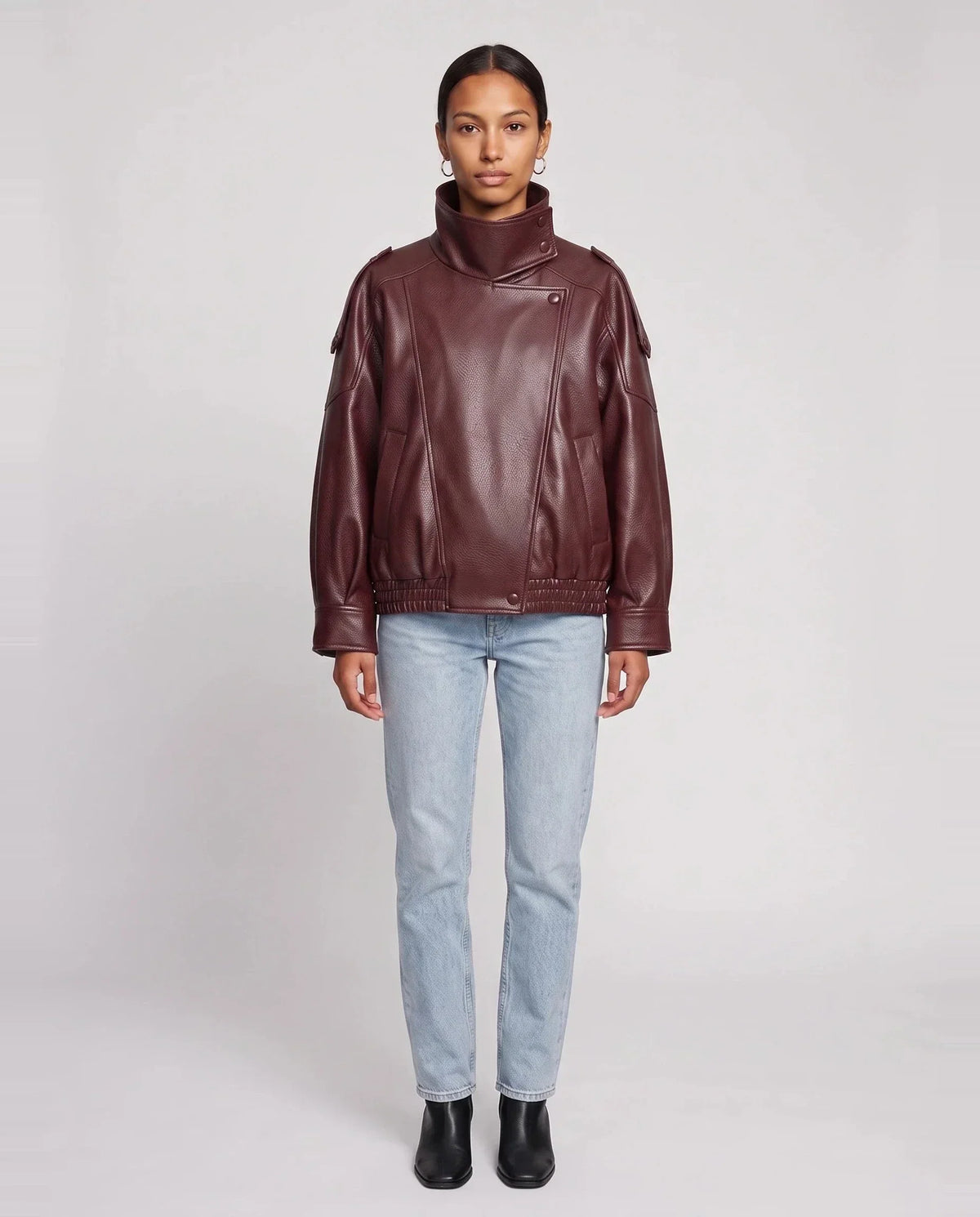 Blouson effet cuir à col montant bordeaux Octavie, vue de face en studio