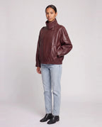 Blouson effet cuir à col montant bordeaux Octavie, vue de trois quarts en studio