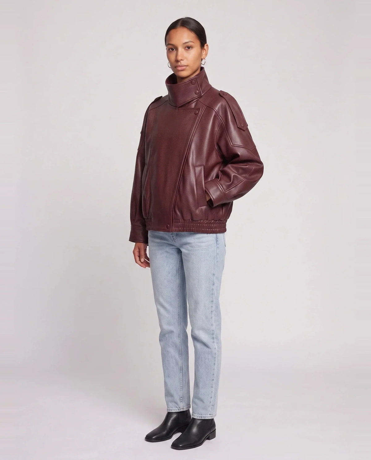 Blouson effet cuir à col montant bordeaux Octavie, vue de trois quarts en studio