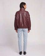 Blouson effet cuir à col montant bordeaux Octavie, vue de dos en studio