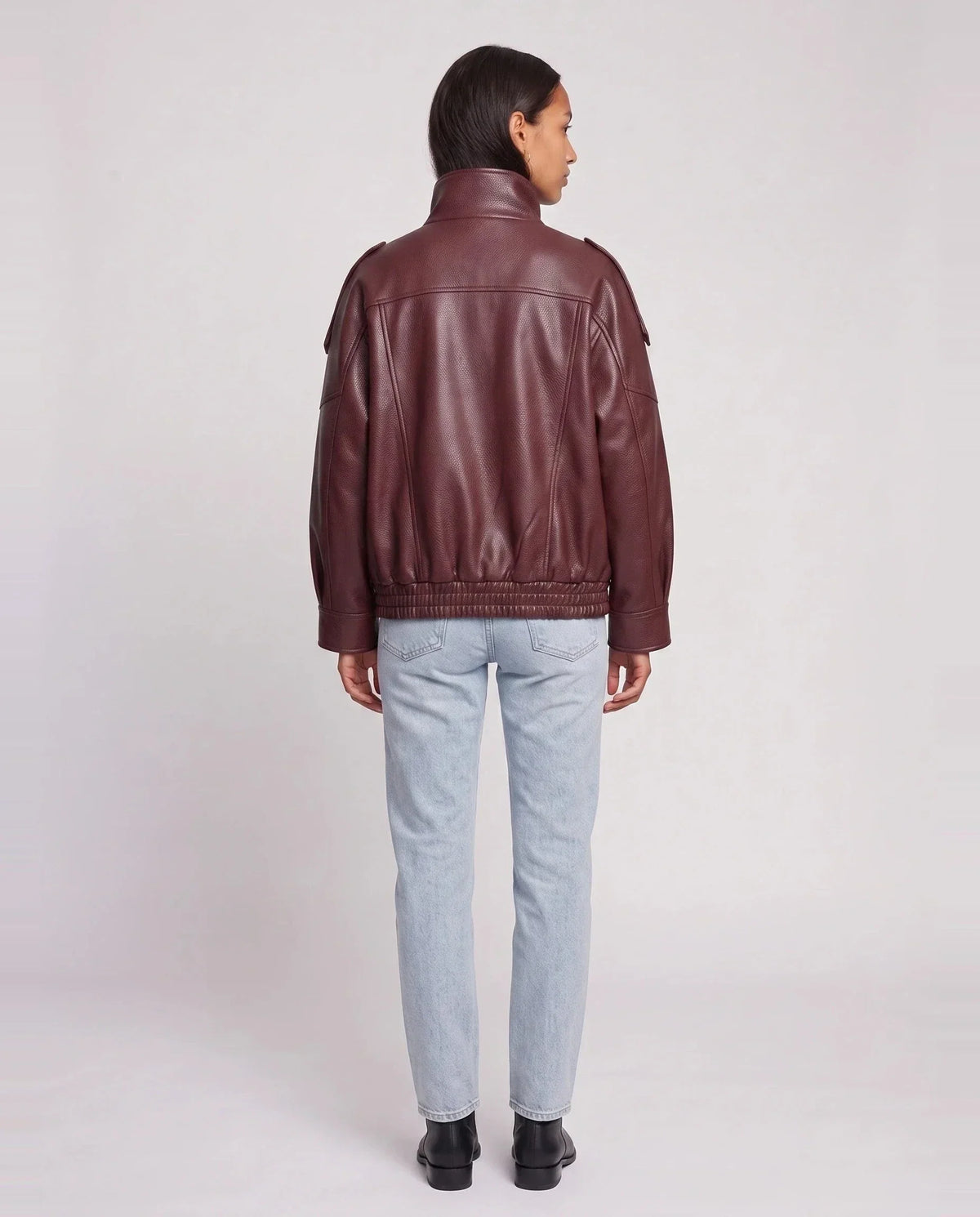 Blouson effet cuir à col montant bordeaux Octavie, vue de dos en studio
