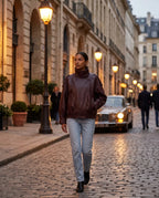 Blouson effet cuir bordeaux Octavie, porté dans une rue élégante au crépuscule