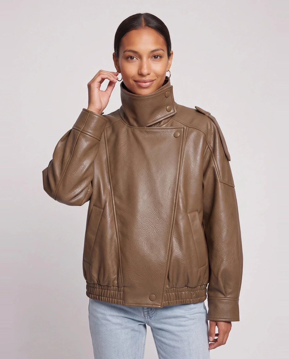 Blouson effet cuir à col montant camel Octavie, plan rapproché en studio