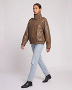 Blouson effet cuir à col montant camel Octavie, vue de trois quarts en studio