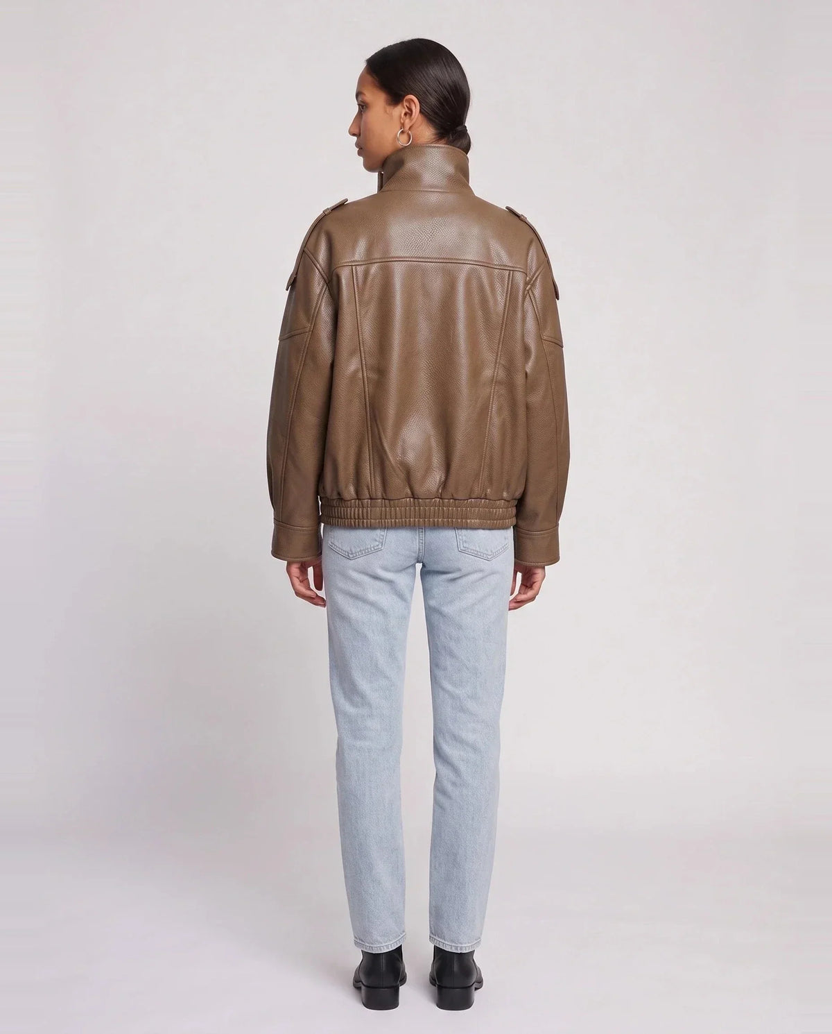 Blouson effet cuir à col montant camel Octavie, vue de dos en studio