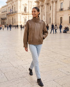 Blouson effet cuir camel Octavie, porté sur une place ensoleillée