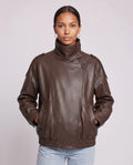 Blouson effet cuir à col montant marron Octavie, plan rapproché en studio