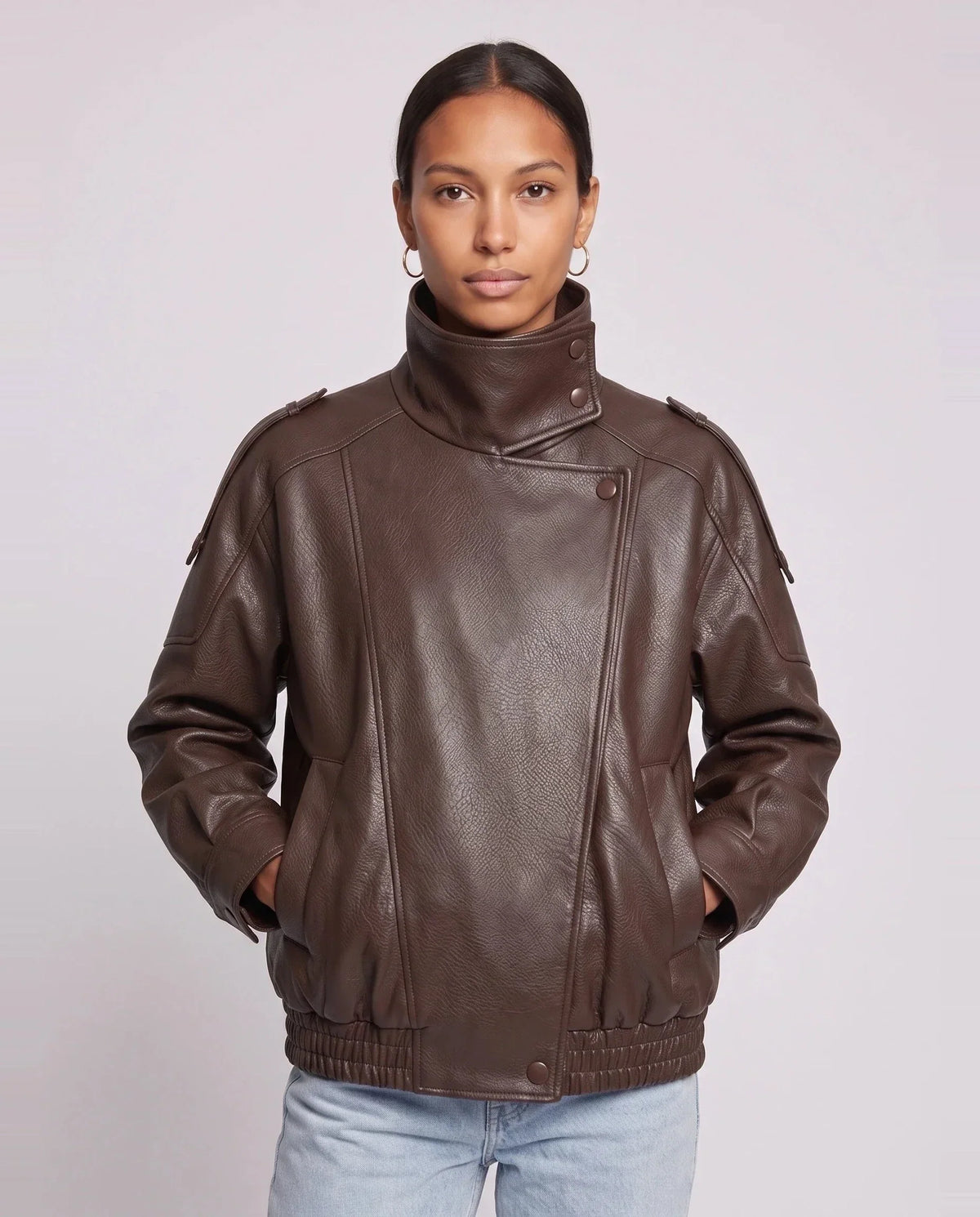 Blouson effet cuir à col montant marron Octavie, plan rapproché en studio
