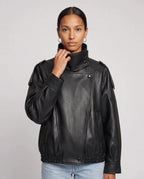Blouson effet cuir à col montant noir Octavie, plan rapproché en studio