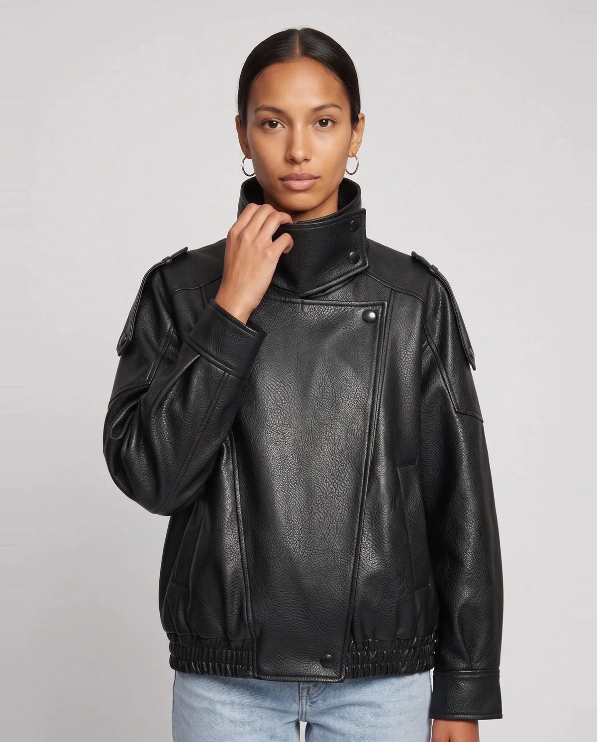 Blouson effet cuir à col montant noir Octavie, plan rapproché en studio