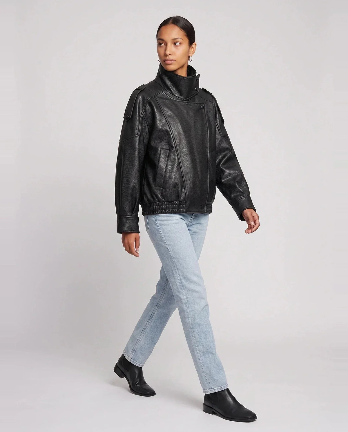 Blouson effet cuir à col montant noir Octavie, vue de trois quarts en studio